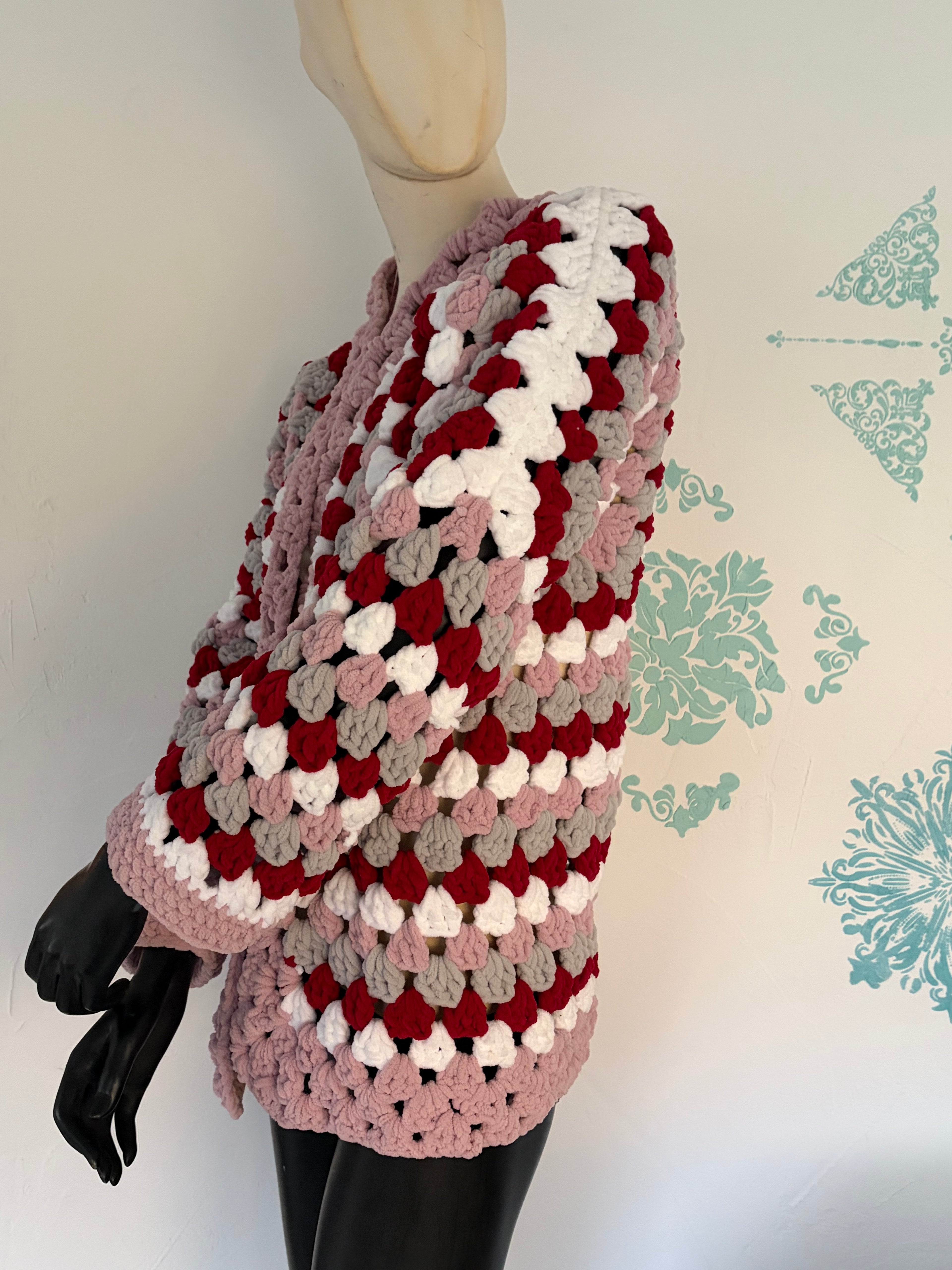 Herzblatt – Chunky Häkeljacke in Rosé & Beere