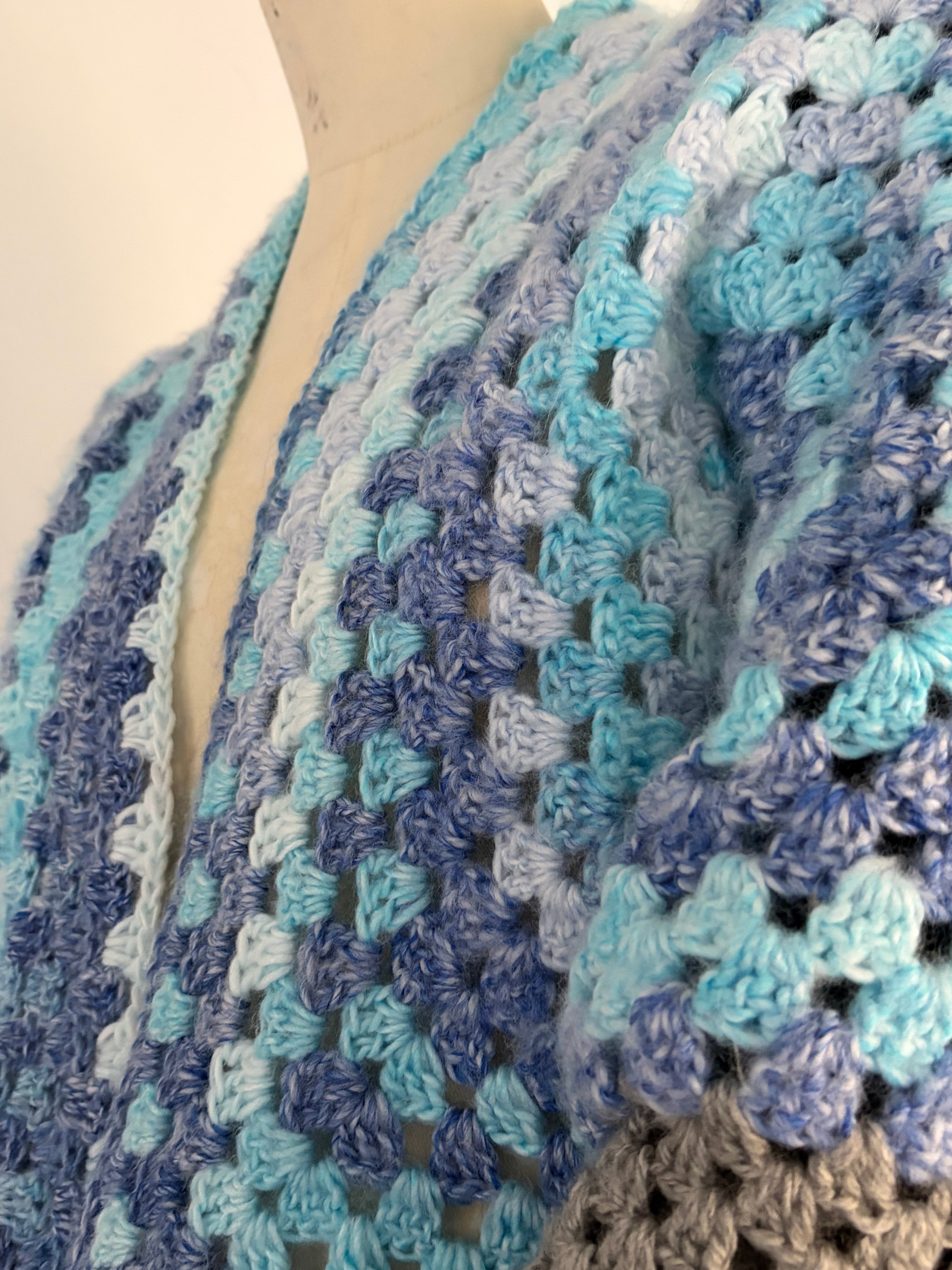 Ozeanbrise – handgehäkelte Granny-Jacke