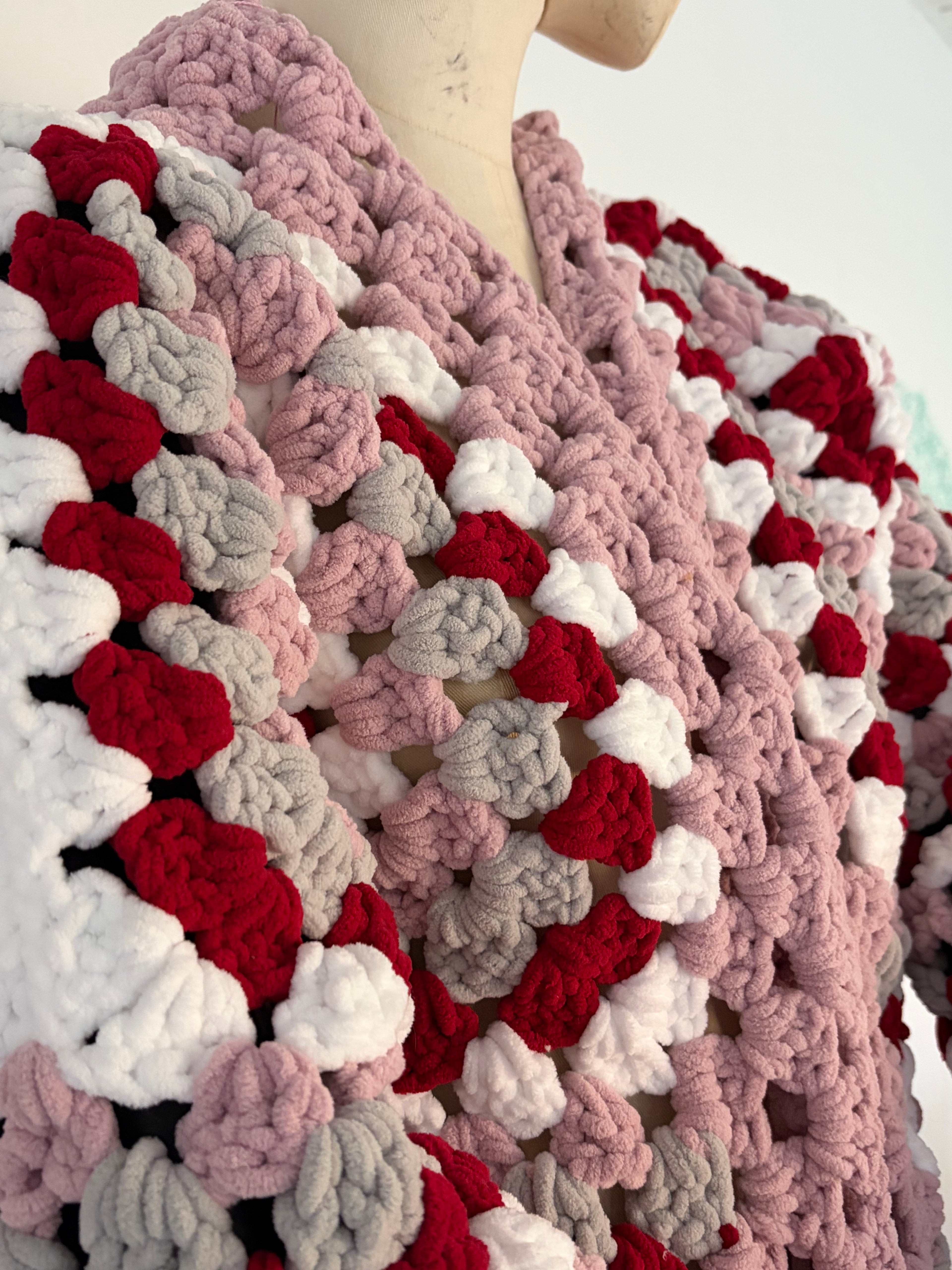 Herzblatt – Chunky Häkeljacke in Rosé & Beere