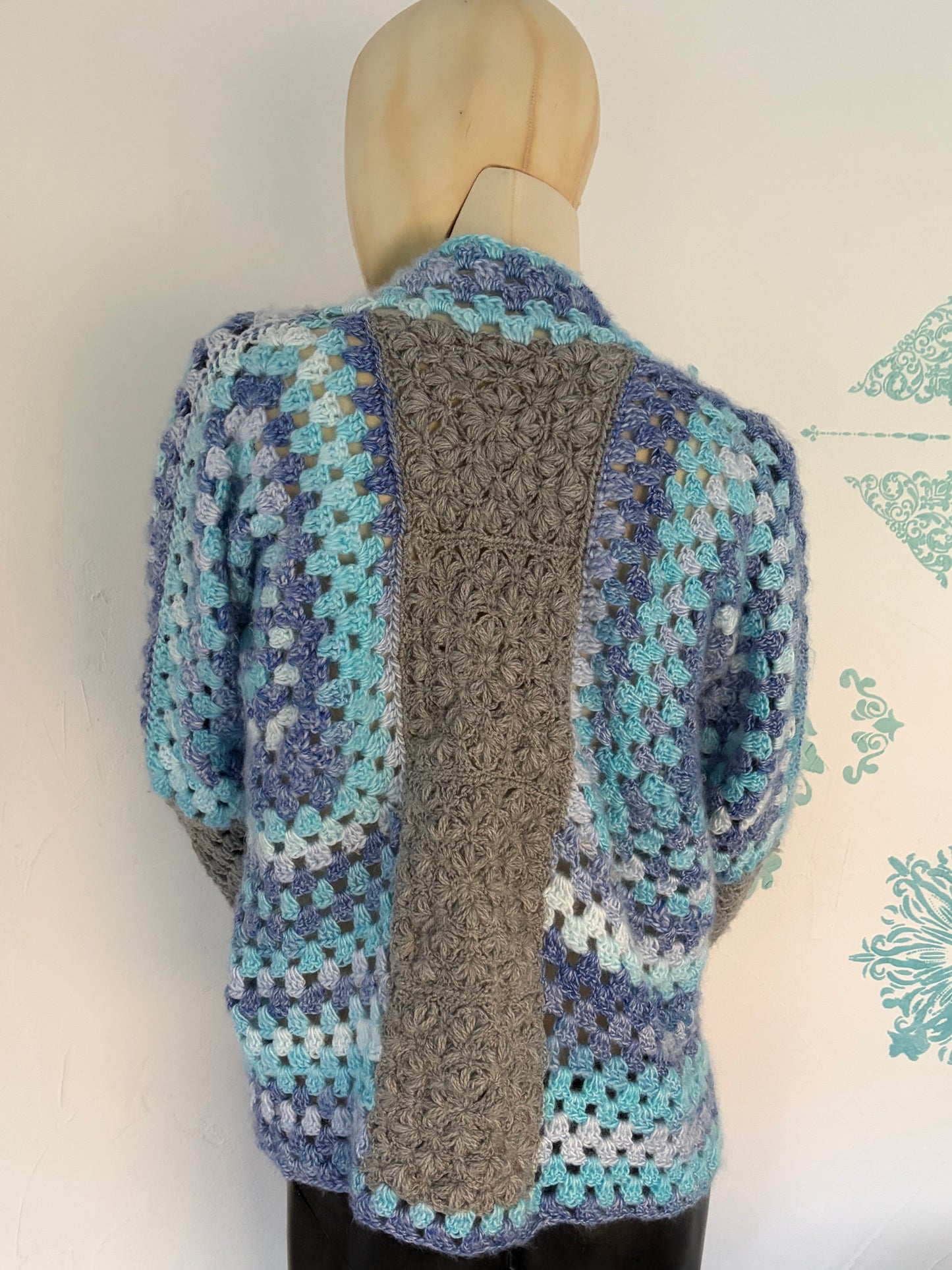 Ozeanbrise – handgehäkelte Granny-Jacke