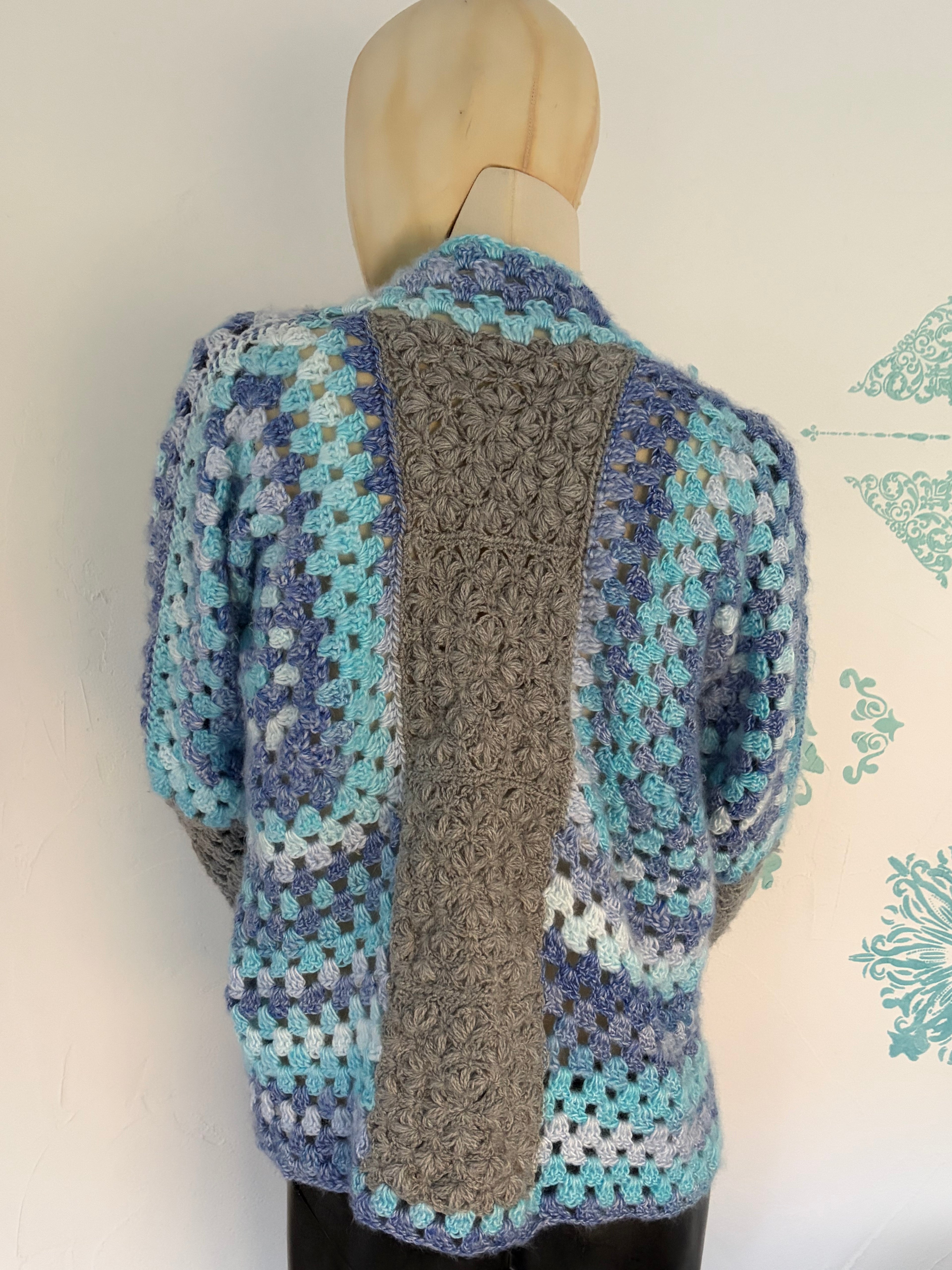 Ozeanbrise – handgehäkelte Granny-Jacke