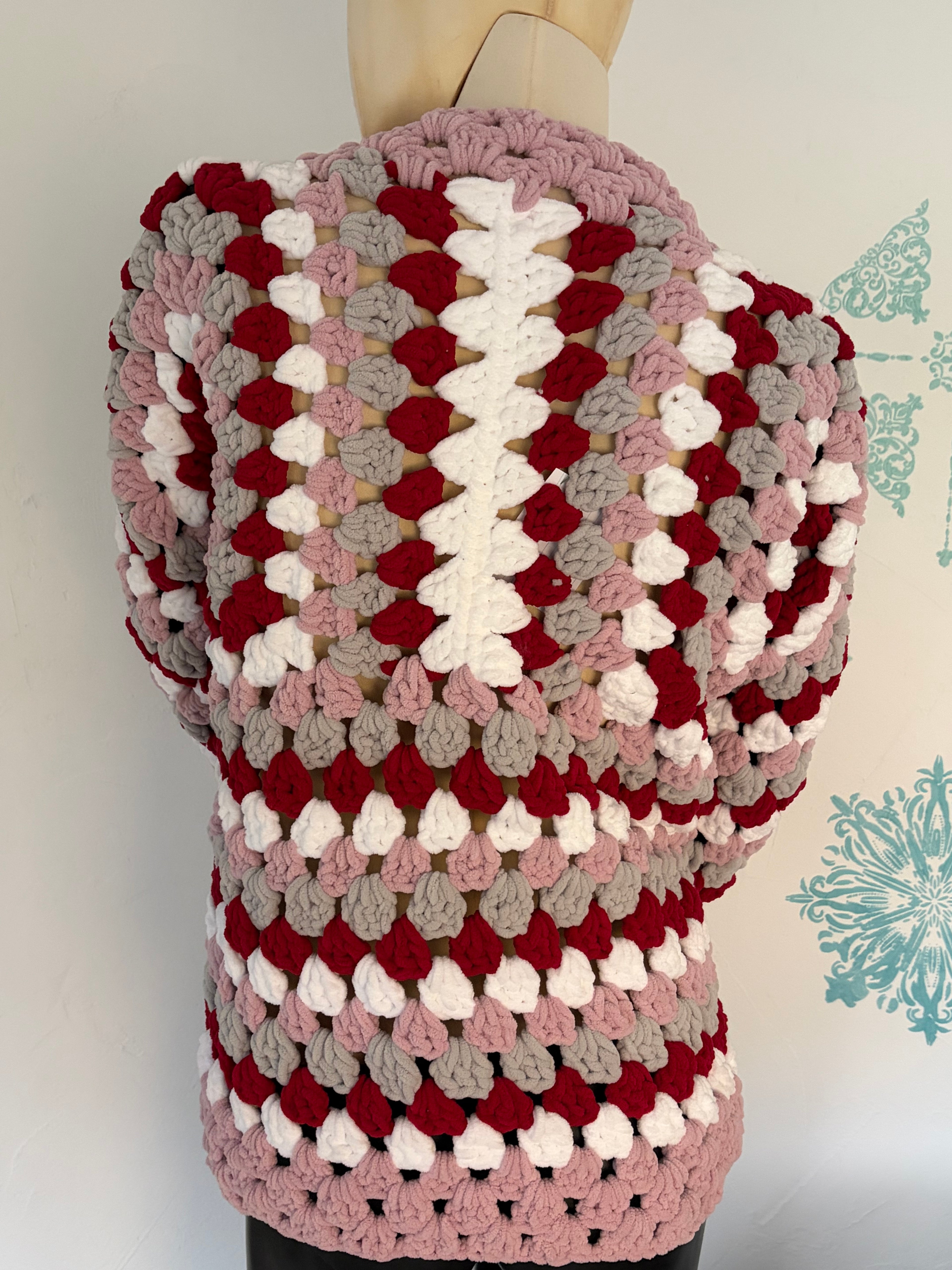 Herzblatt – Chunky Häkeljacke in Rosé & Beere