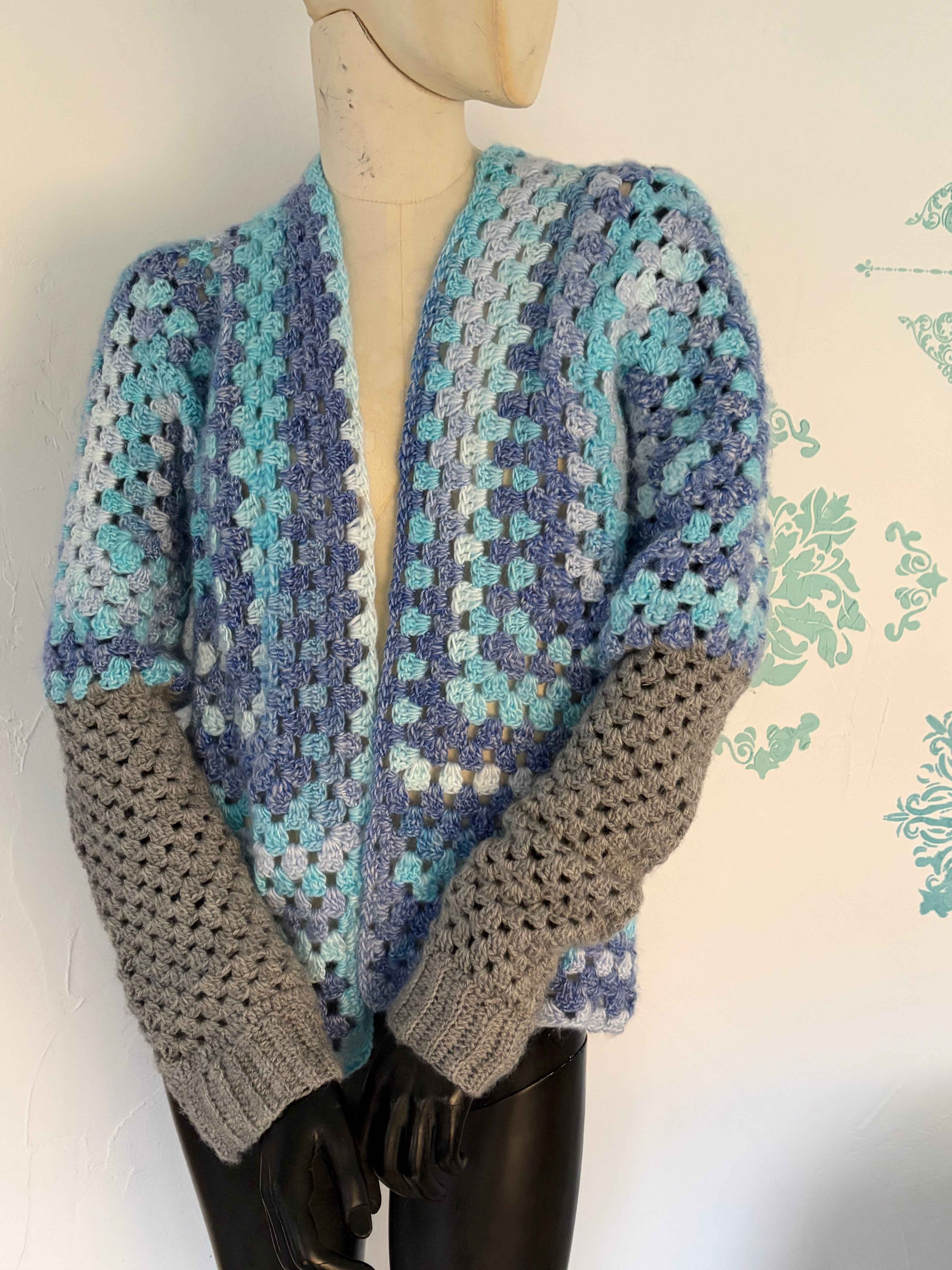 Ozeanbrise – handgehäkelte Granny-Jacke