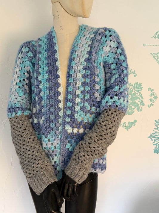 Ozeanbrise – handgehäkelte Granny-Jacke