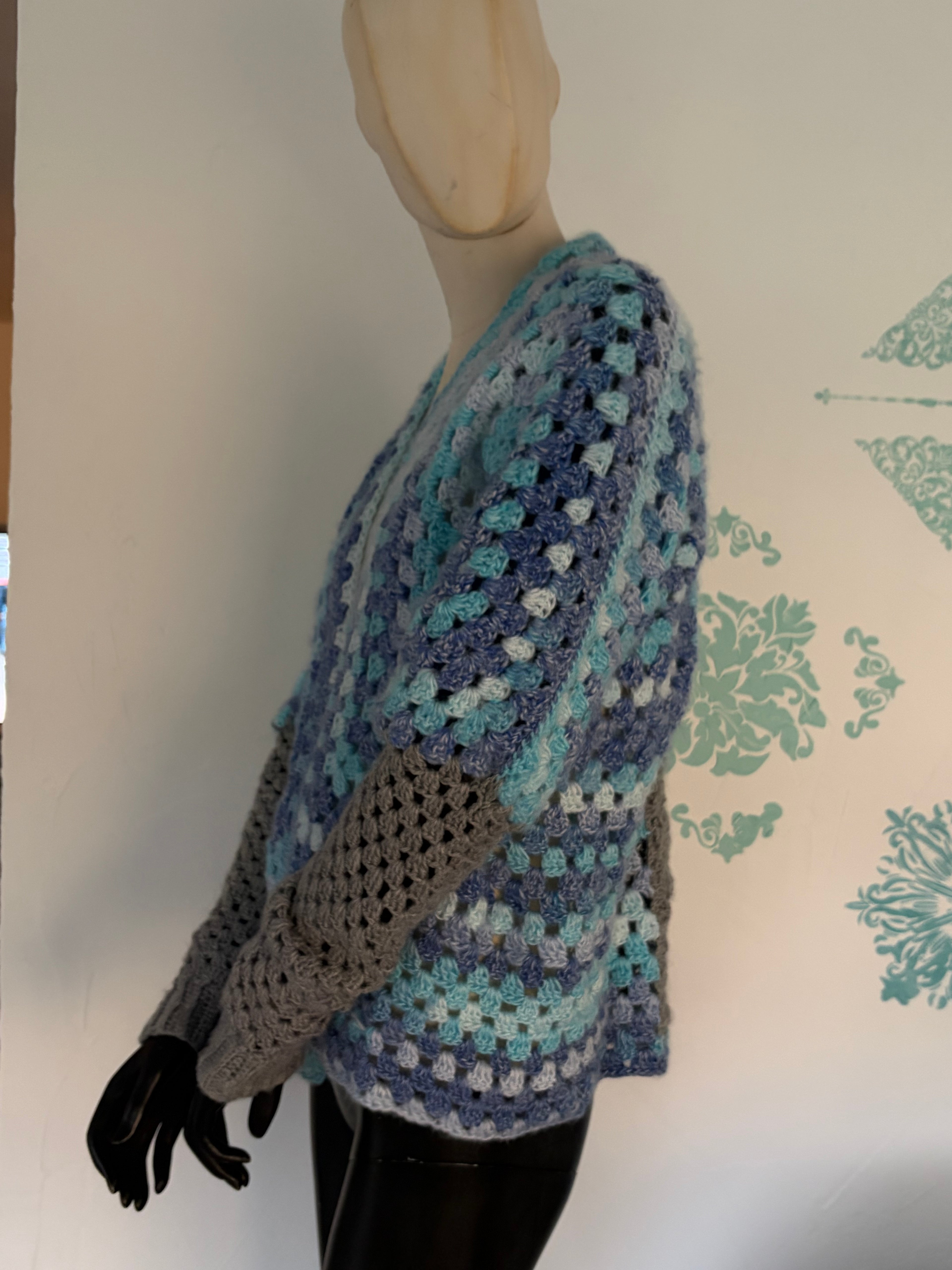 Ozeanbrise – handgehäkelte Granny-Jacke