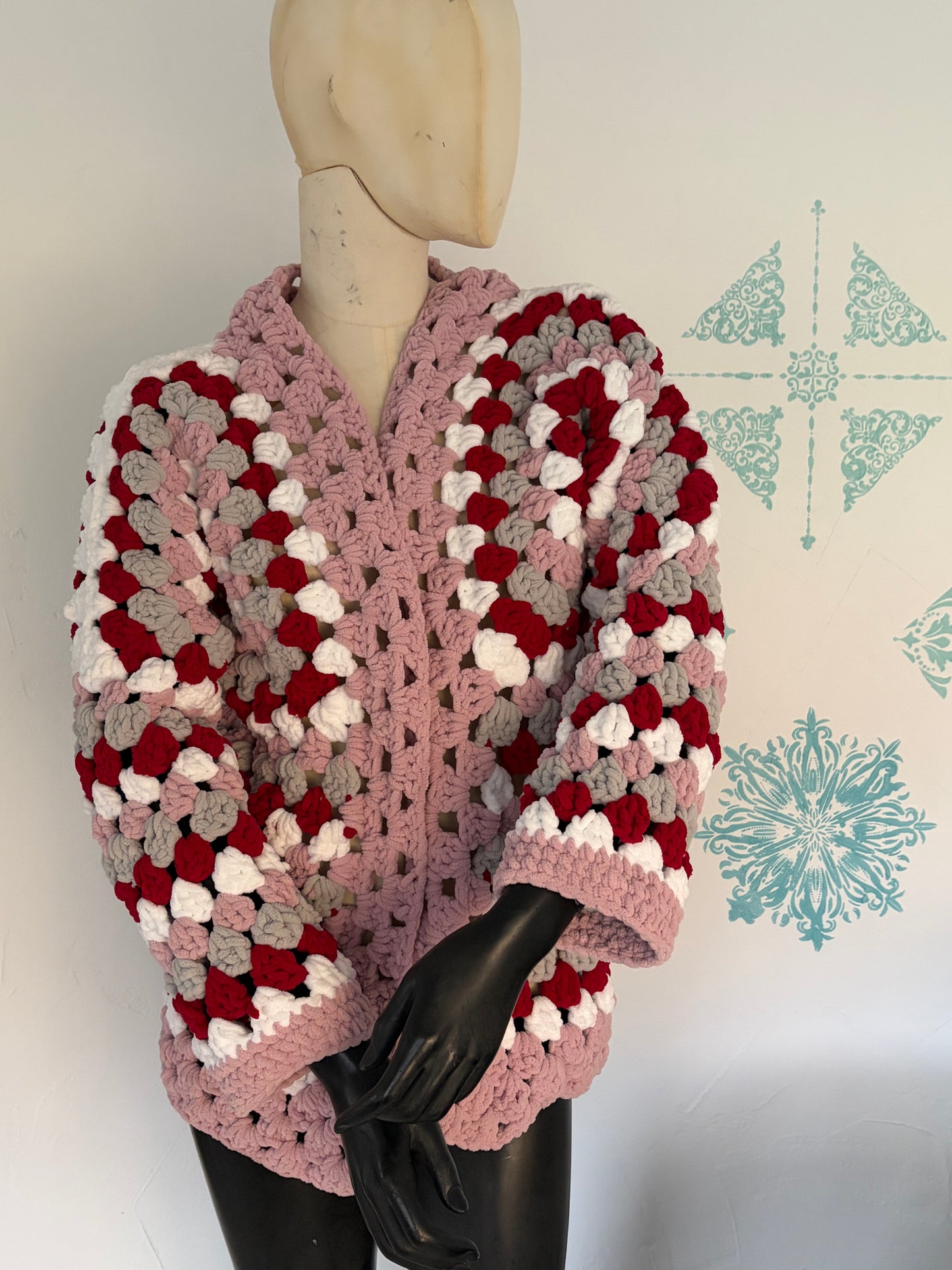 Herzblatt – Chunky Häkeljacke in Rosé & Beere
