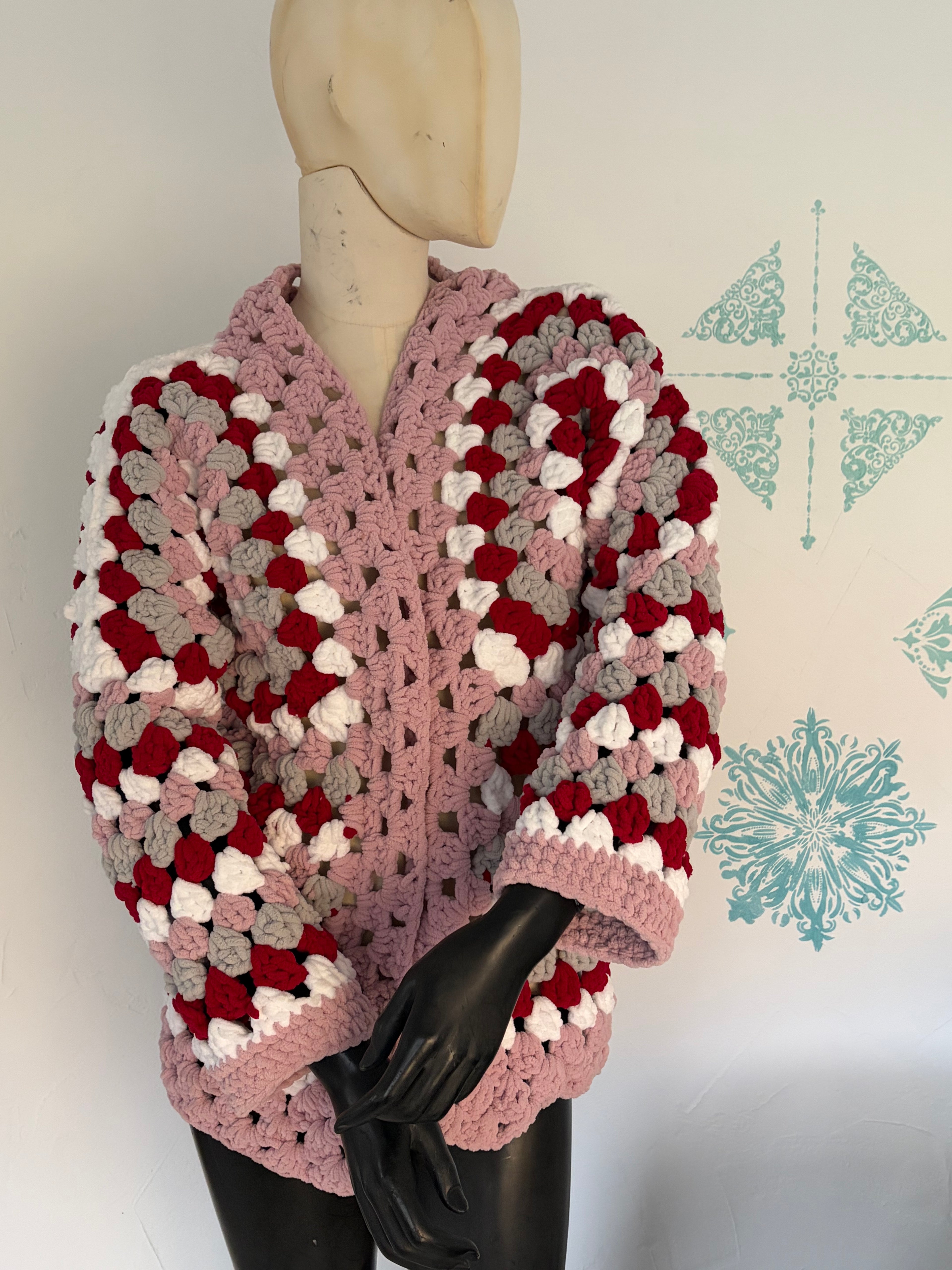 Herzblatt – Chunky Häkeljacke in Rosé & Beere