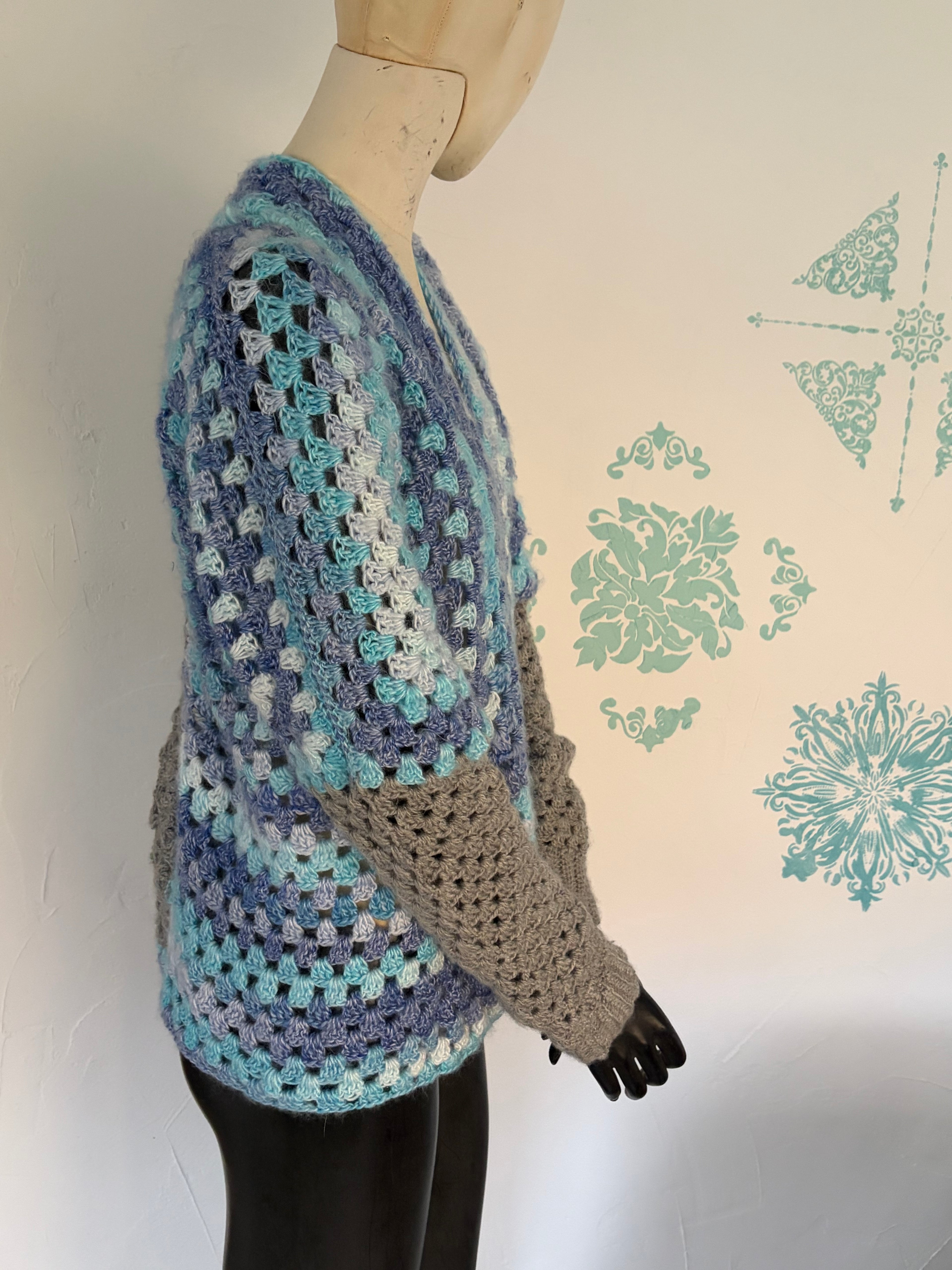 Ozeanbrise – handgehäkelte Granny-Jacke